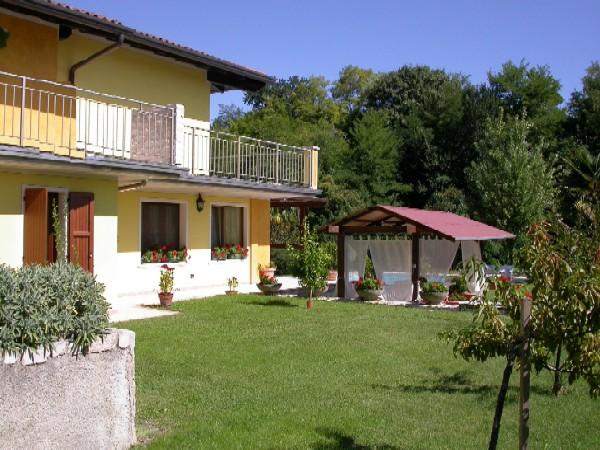 Villa con piscina e giardino vista lago 2