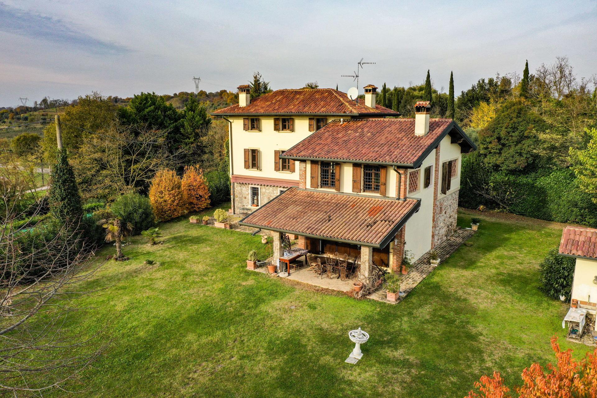 Rustico, casale romantico,  nelle colline di Ponti sul Mincio, vendesi